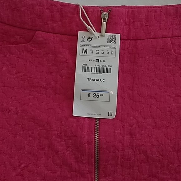 Zara Trafaulic hot pink textured mini skirt. - Picture 5 of 5